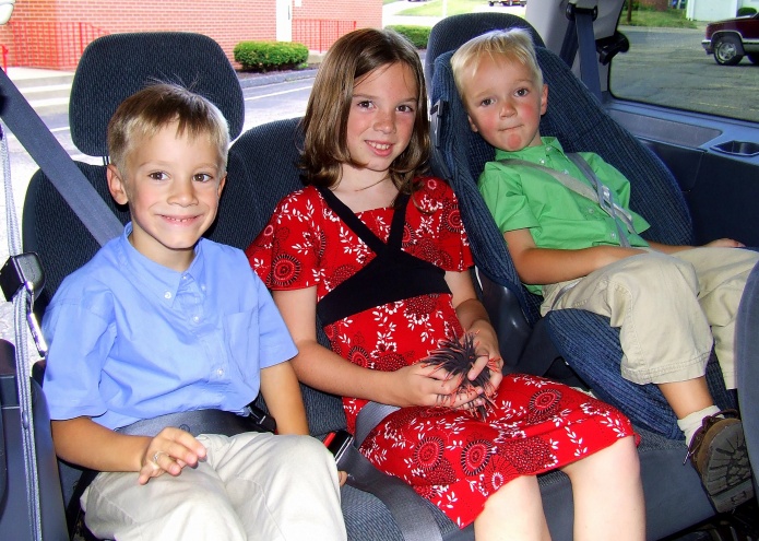 Jak bezpiecznie przewozić dzieci w samochodzie