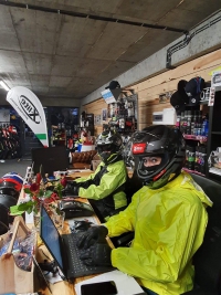 "My dalej normalnie pracujemy i czekamy na Was!" Felieton Justyny Stańdo