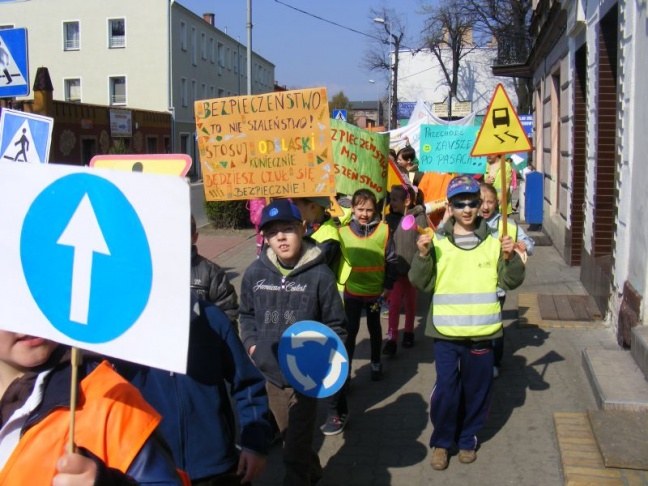 Dzieci dbają o bezpieczeństwo na drodze