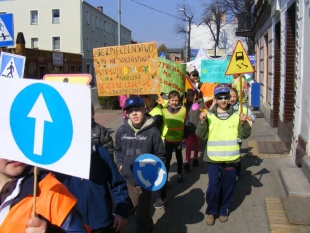 Dzieci dbają o bezpieczeństwo na drodze