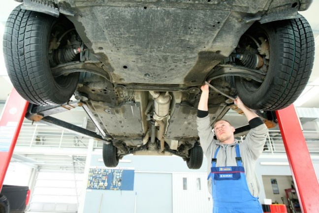 Na zdjęciu Łukasz Markowski podczas wykonywania przeglądu w salonie Nissan Yama