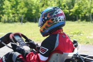 Karting najczęściej jest wstępem do profesjonalnej jazdy na torze. Rozpoczynając taką przygodę, najważniejsze to postawić na bezpieczeństwo dziecka.