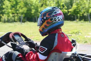 Karting najczęściej jest wstępem do profesjonalnej jazdy na torze. Rozpoczynając taką przygodę, najważniejsze to postawić na bezpieczeństwo dziecka.